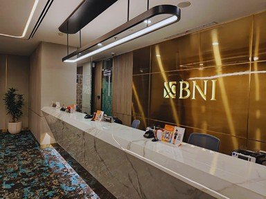 Meja teller dan panel dinding untuk area layanan Bank BNI