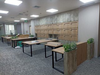 Furniture kantor custom dengan meja kerja dan loker bernuansa kayu
